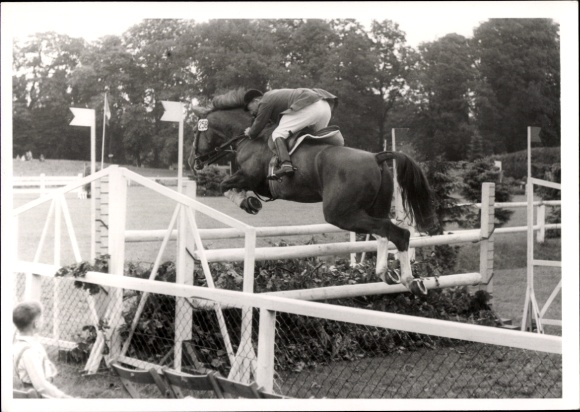 Foto Ak Springreiten, Sprung über ein Hindernis