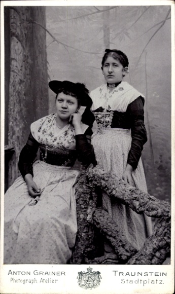 CdV Zwei Frauen in bayrischer Tracht, Dirndl, Fotograf Anton Grainer, Traunstein, Stadtplatz
