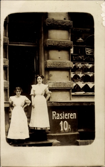 Foto Ak Berlin, Bäckerei Karl Albrecht, Schaufenster, zwei Verkäuferinnen am Eingang, Rasiersalon
