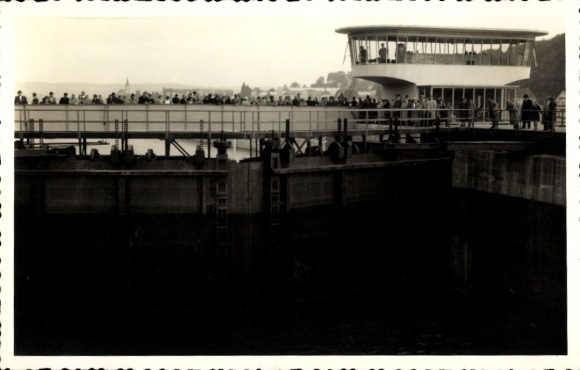 Foto Zuschauer bei Schiffsschleusung