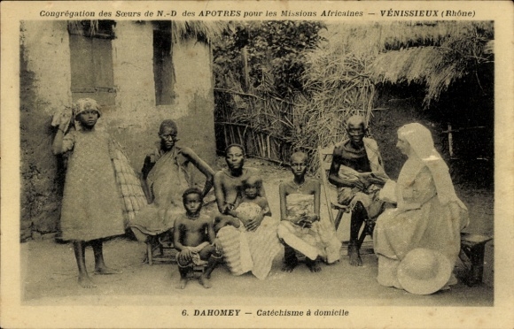 Ak Dahomey Benin, Katechismus zu Hause mit Afrikanern und Nonne