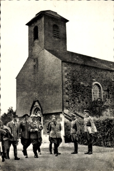 Ak Le Brûly Couvin Wallonien Namur, Hitler, Goering et l'Etat-Major Allemand, Eglise