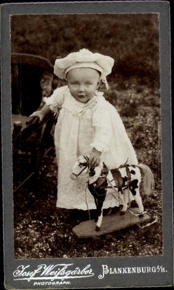 CdV Blankenburg am Harz, Kind mit Spielzeug, Porträt