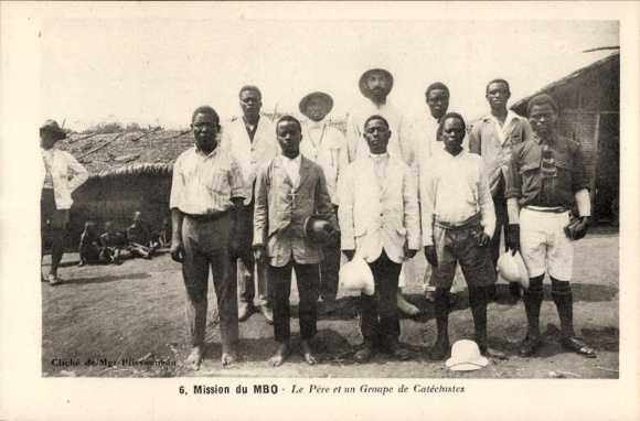 Ak Kamerun Französisch, Der Vater mit einer Gruppe von Katecheten