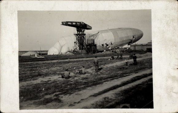 Foto Ak Luftschiff LZ 43, L 12 in Ostende, in England angeschossen
