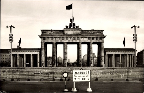 Ak Berlin, Brandenburger Tor, Berliner Mauer von Westberlin aus gesehen