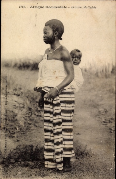 Ak Westafrika, Senegal, Frau vom Volk Malinké mit Kind im Tragetuch