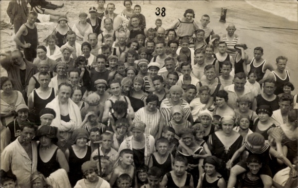 Foto Ak Kołobrzeg Ostseebad Kolberg Pommern, Gruppenbild am Strand, Bademode