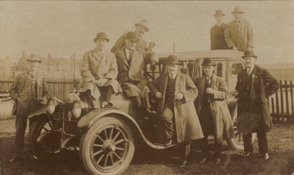 Foto Ak Gruppenfoto der Männer am Auto