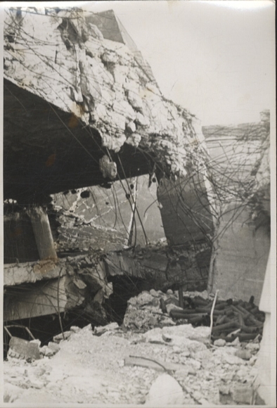 Original Foto Berlin Friedrichshain, Bunkeranlage im Volkspark Friedrichshain, um 1946, ca. 12x17 cm