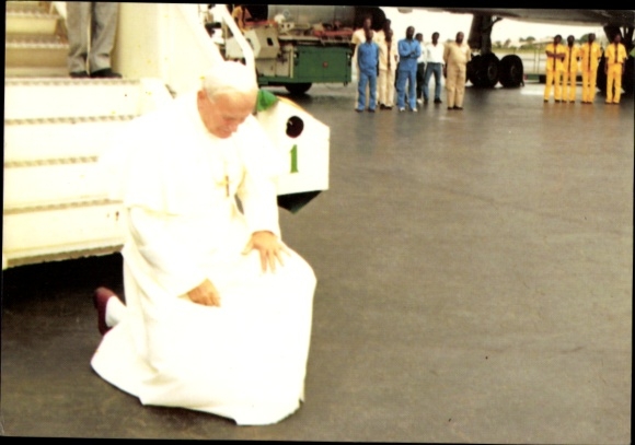 Ak Papst Johannes Paul II., Karol Józef Wojtyla, Togo 1985, Kuss der Erde von Togo