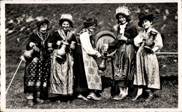 Ak Kanton Wallis Schweiz, Frauen in Trachten, Fass, Krüge