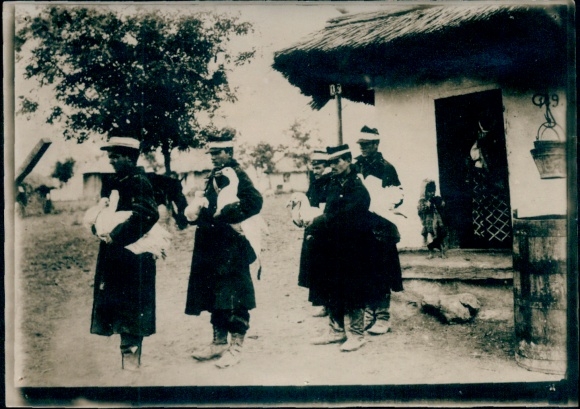 Foto Rumänische Soldaten in Uniformen, Gänse, Wohnhaus, Bauern, I. WK
