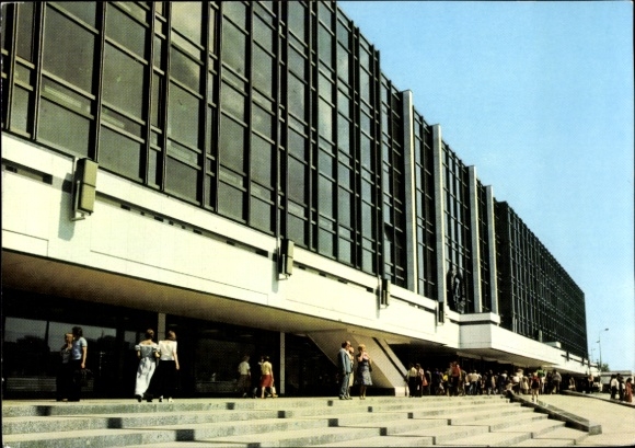 Ak Berlin Mitte, Hauptstadt der DDR, Palast der Republik, Besucher