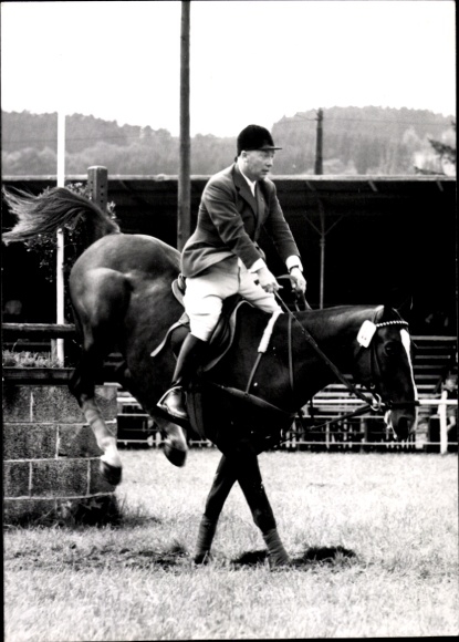 Foto Ak Springreiten, Sprung über ein Hindernis
