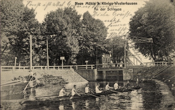 Ak Neue Mühle Königs Wusterhausen in Brandenburg, An der Schleuse, Ruderboot