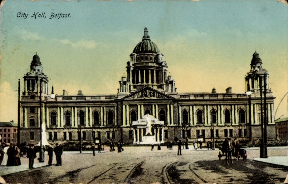 Ak Belfast Nordirland, City Hall,   Architektur, Menschen auf der Straße