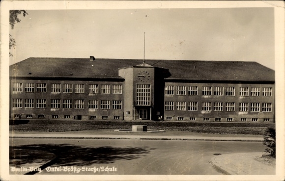 Ak Berlin Neukölln Britz, Schule, Gebäude in Berlin Britz, viele Fenster, breite Fassade