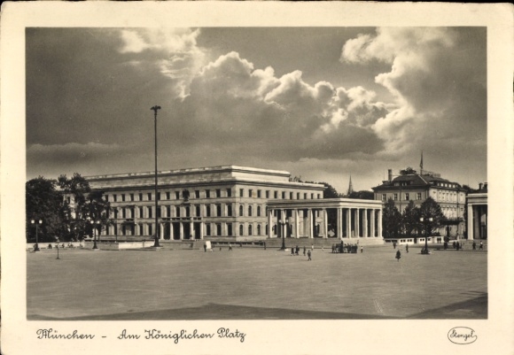 Ak München Bayern,  Königlicher Platz, Gebäude, Menschen, Wolken