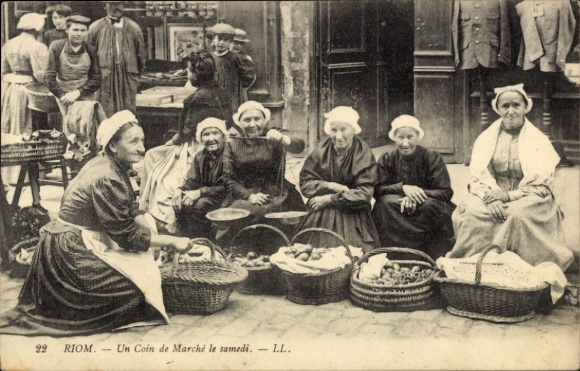 CPA Riom Puy de Dôme, Un Coin de Marché le samedi