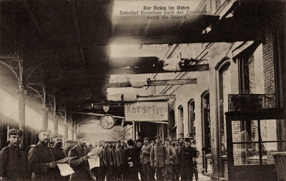 Ak Korsze Korschen Ostpreußen, deutsche Soldaten im Bahnhof, Kriegszerstörung 1. WK