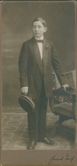 Kabinett Foto Junger Student, Standportrait, Mütze, Fotograf Hanns Teich, Berlin Petersburger Str.11