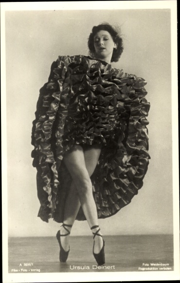 Ak Schauspielerin Ursula Deinert, Tanzpose, erhobener Rock