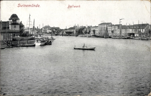 Ak Świnoujście Swinemünde Pommern, Blick auf den Hafen, Boote, Wasser, Ufer, Gebäude