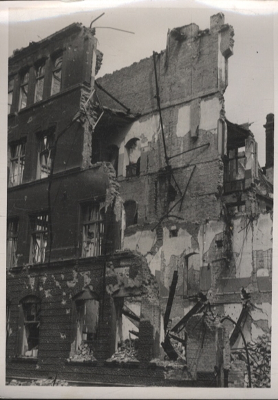 Original Foto Berlin Schöneberg, zerstörtes Schulgebäude in der Berchtesgadenerstraße, um 1945/46