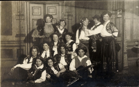 Foto Ak Gliwice Gleiwitz Oberschlesien, Niederländische Ambulanz, Verkleidung als Zigeunerinnen