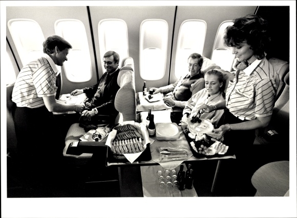 Foto Deutsches Passagierflugzeug, Boeing 747, Lufthansa, Business Class, Flugbegleiter
