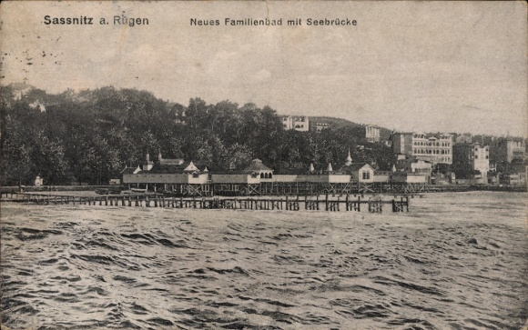 Ak Sassnitz auf Rügen, Sassnitz a. Rügen, Neues Familienbad, Seebrücke