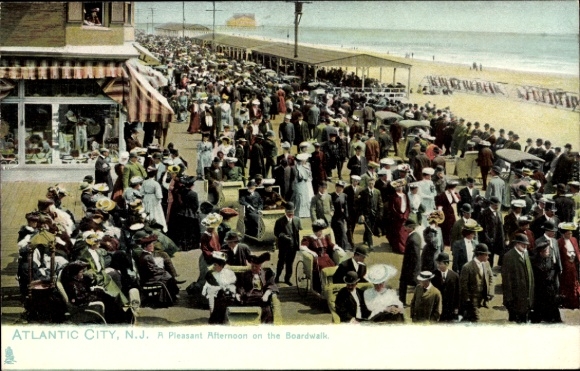 Ak Atlantic City New Jersey USA, Menschenmenge auf der Strandpromenade,  sonniger Nachmittag