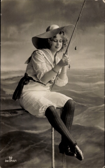 Ak Frau im Matrosenhemd auf einem Steg, Angel, GG Co. 843/1