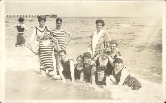 Foto Ak Gruppenportrait im Meer