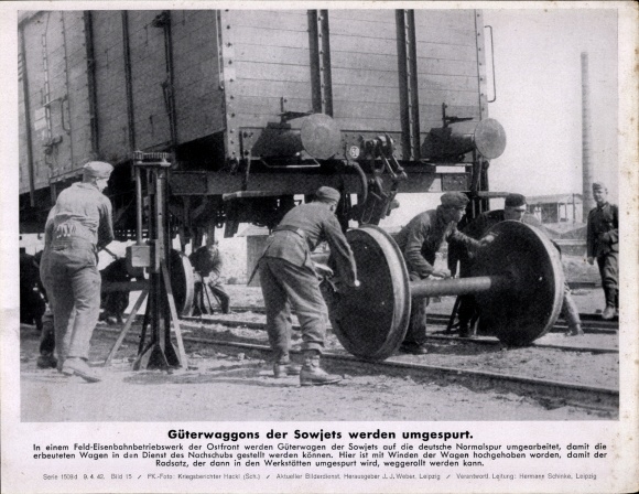 Foto Güterwaggons der Sowjets werden umgespurt, Feld-Eisenbahnbetriebswerk, Ostfront, II WK