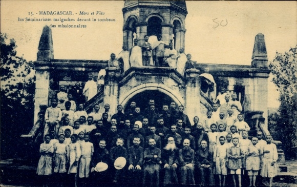 Ak Madagaskar, die madagassischen Seminaristen vor dem Grab der Missionare