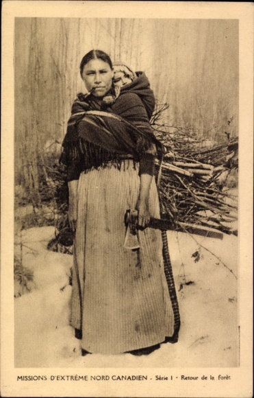 Ak Kanada, Missions d'extreme Nord Canadien, Retour de la foret, Frau mit Pfeife und Axt