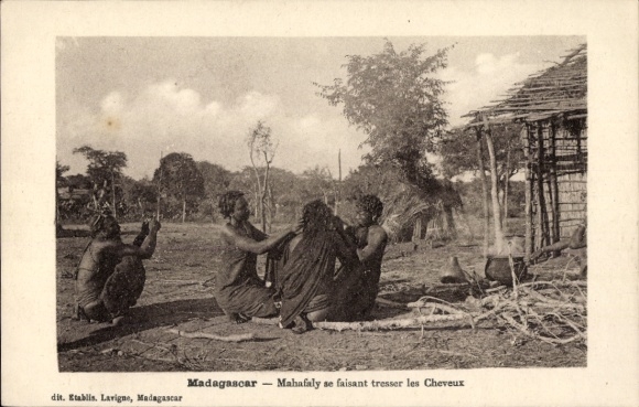 Ak Madagaskar, Mahafaly lässt sich die Haare flechten