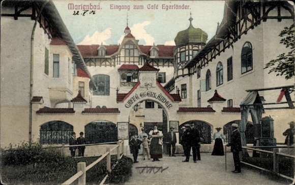 Ak Mariánské Lázně Marienbad Region Karlsbad,  Eingang zum Café Egerländer, Personen, 