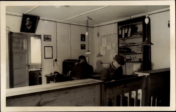 Foto Ak Büro mit Radio Goebbels-Schnauze, Kommunikationstechnik