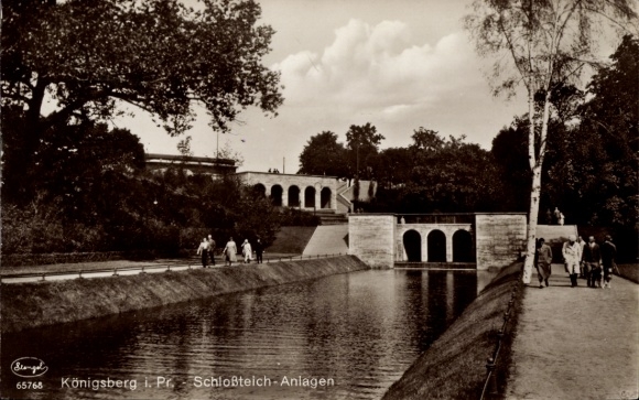 Ak Kaliningrad Königsberg Ostpreußen,  Schloßteich-Anlagen, Wasser, Bäume, Spaziergänger