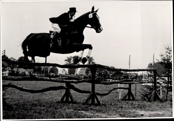 Foto Ak Springreiten, Sprung über ein Hindernis