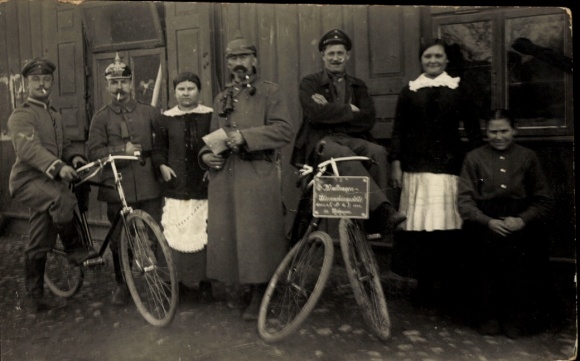 Foto Ak Warschau?, Kraftwagen-Überwachungsstelle, Küchenpersonal vor der Wache