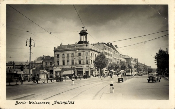 Foto Ak Berlin Weißensee, Antonplatz, Friseur, HO-Tabakwarengeschäft, Straßenbahn