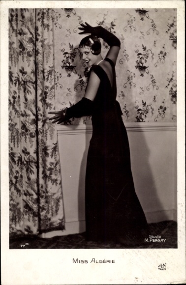 Ak Miss Algerie, Frauenportrait, Schwarzes Kleid, Vorhang, Handschuhe