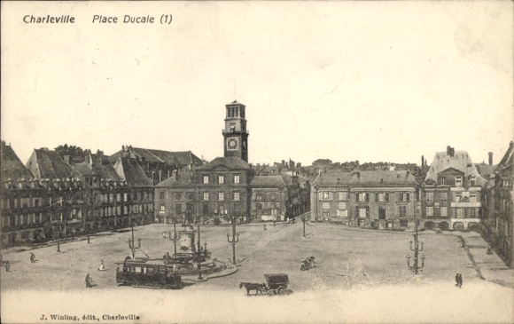 Ak Charleville Mézières Ardennes,  Place Ducale,  , Personen, Straßenbahn