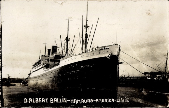 Foto Ak Dampfschiff Albert Ballin der Hamburg Amerika Linie im Hafen, HAPAG