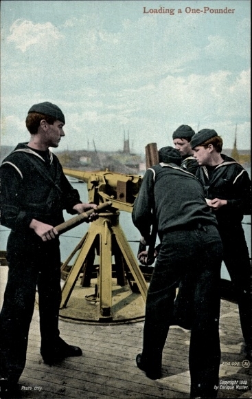 Ak Britische Seeleute beim Beladen eines 1-Pfund-Geschützes