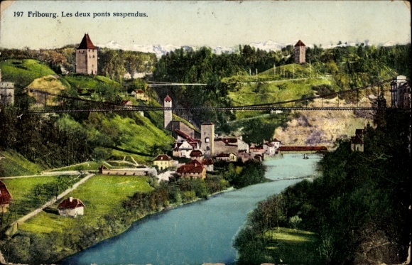 Ak Fribourg Freiburg Stadt Schweiz,  zwei Hängebrücken, Fluss, grüne Hügel, Türme